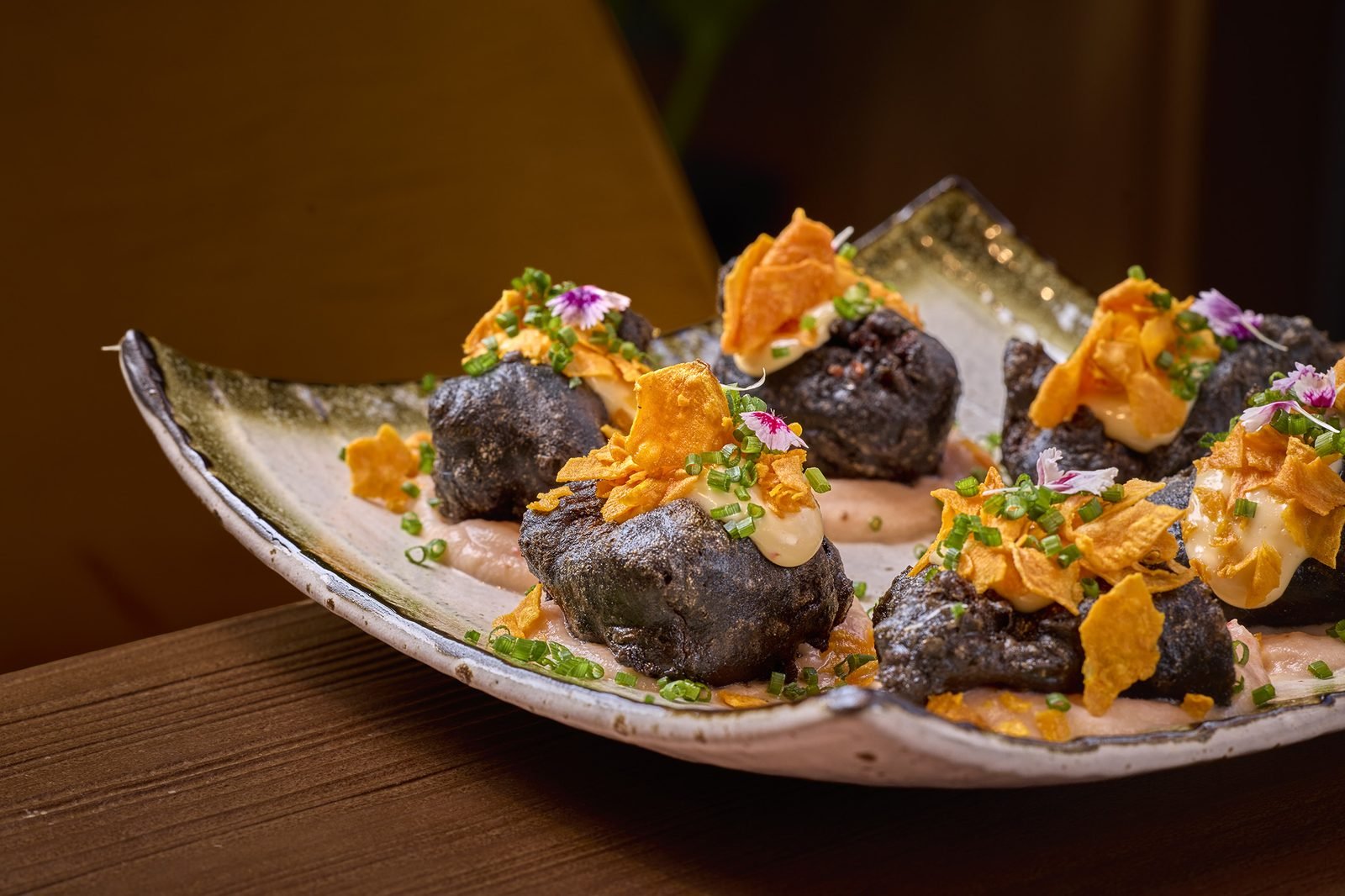 Dados de bacalao en tempura de chipirón con chips de boniato