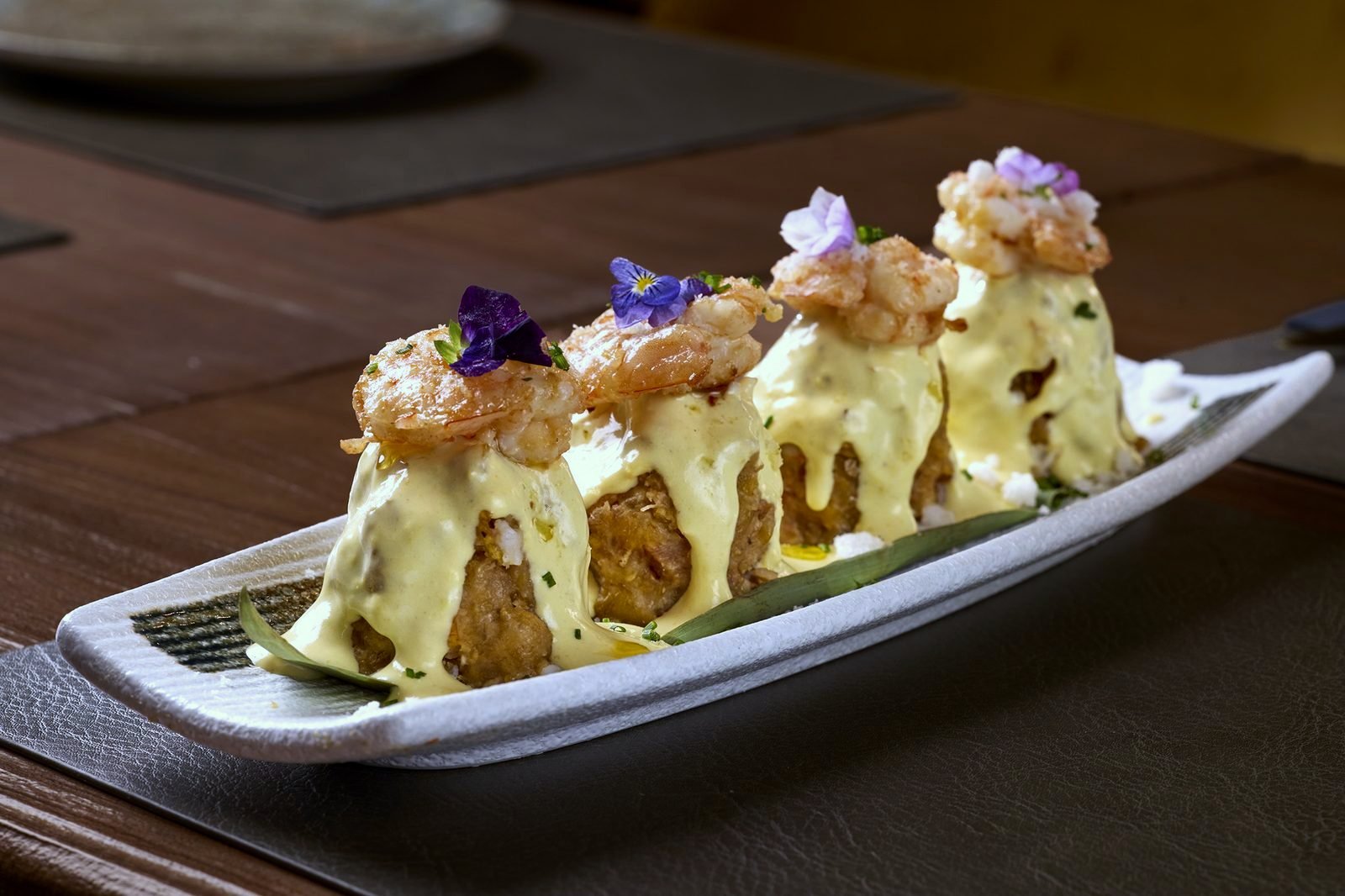 Mofonguitos de langostinos tigre con crema y flores